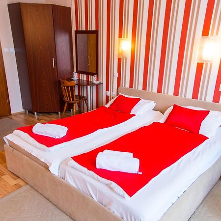 Hotel Pine Скопье Экстерьер фото