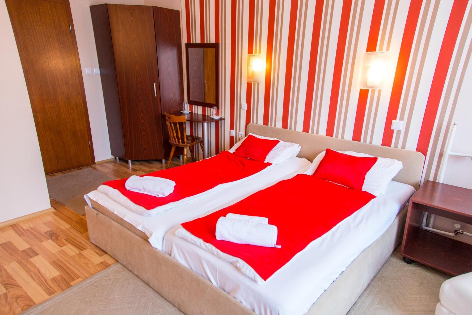 Hotel Pine Скопье Экстерьер фото