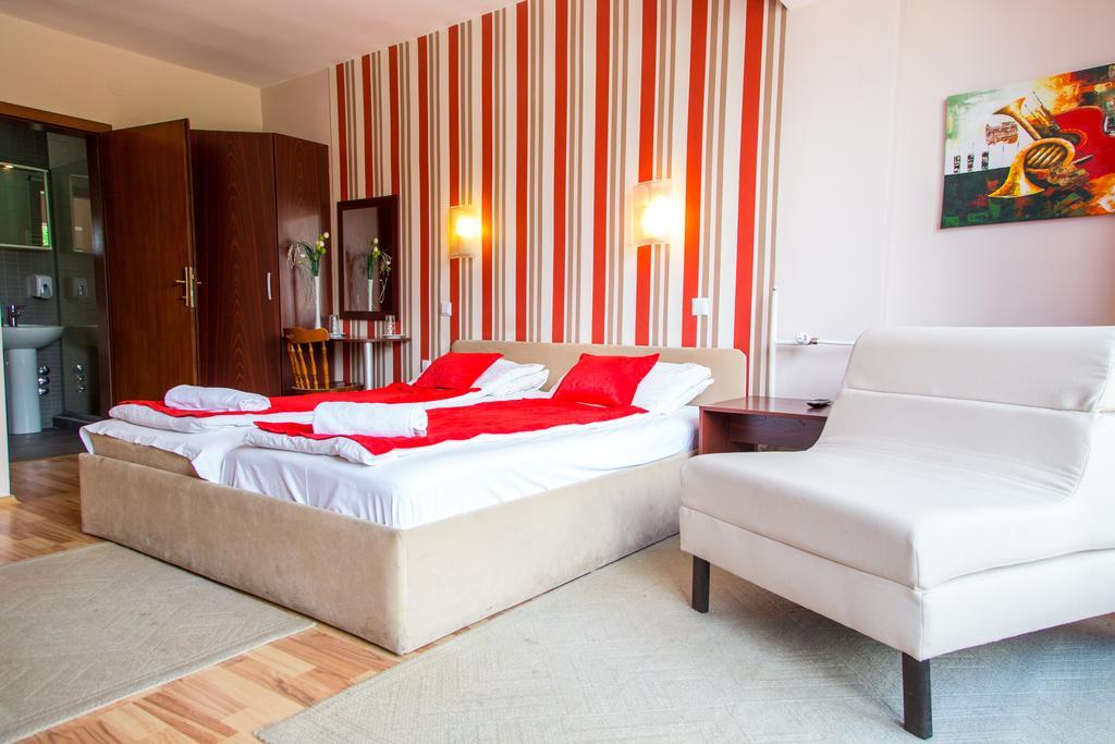 Hotel Pine Скопье Экстерьер фото