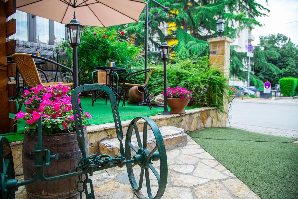 Hotel Pine Скопье Экстерьер фото