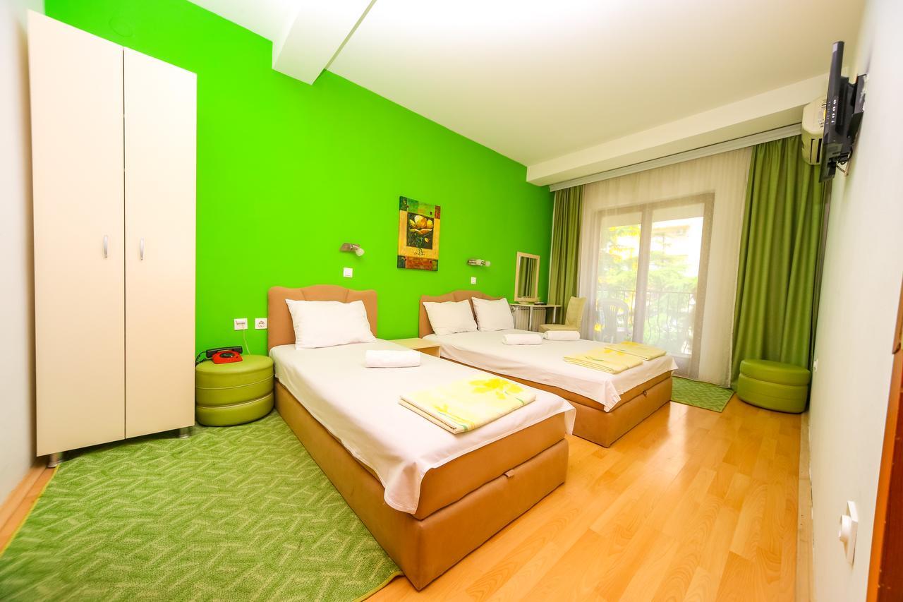Hotel Pine Скопье Экстерьер фото