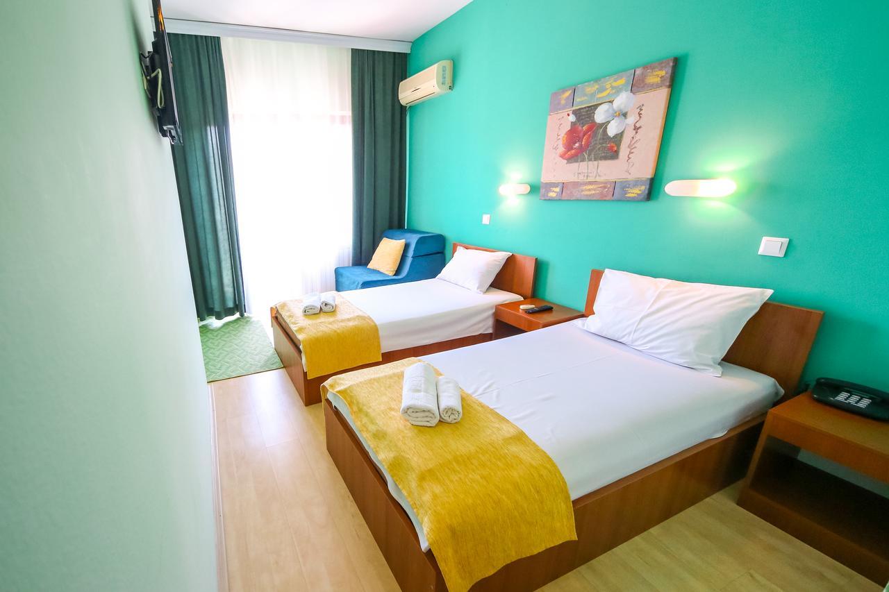 Hotel Pine Скопье Экстерьер фото