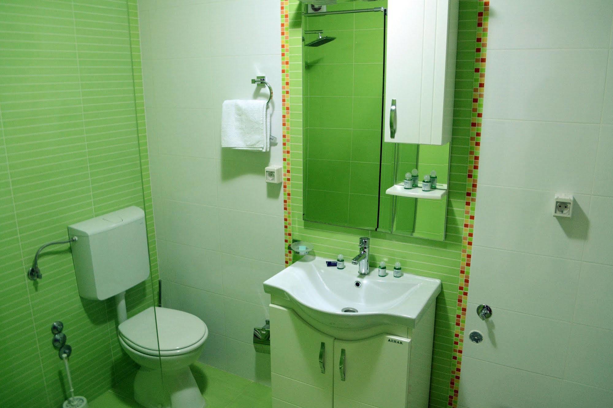 Hotel Pine Скопье Экстерьер фото
