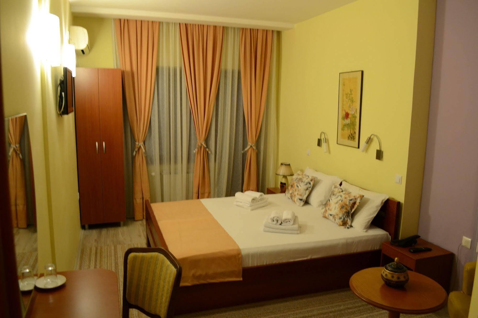 Hotel Pine Скопье Экстерьер фото