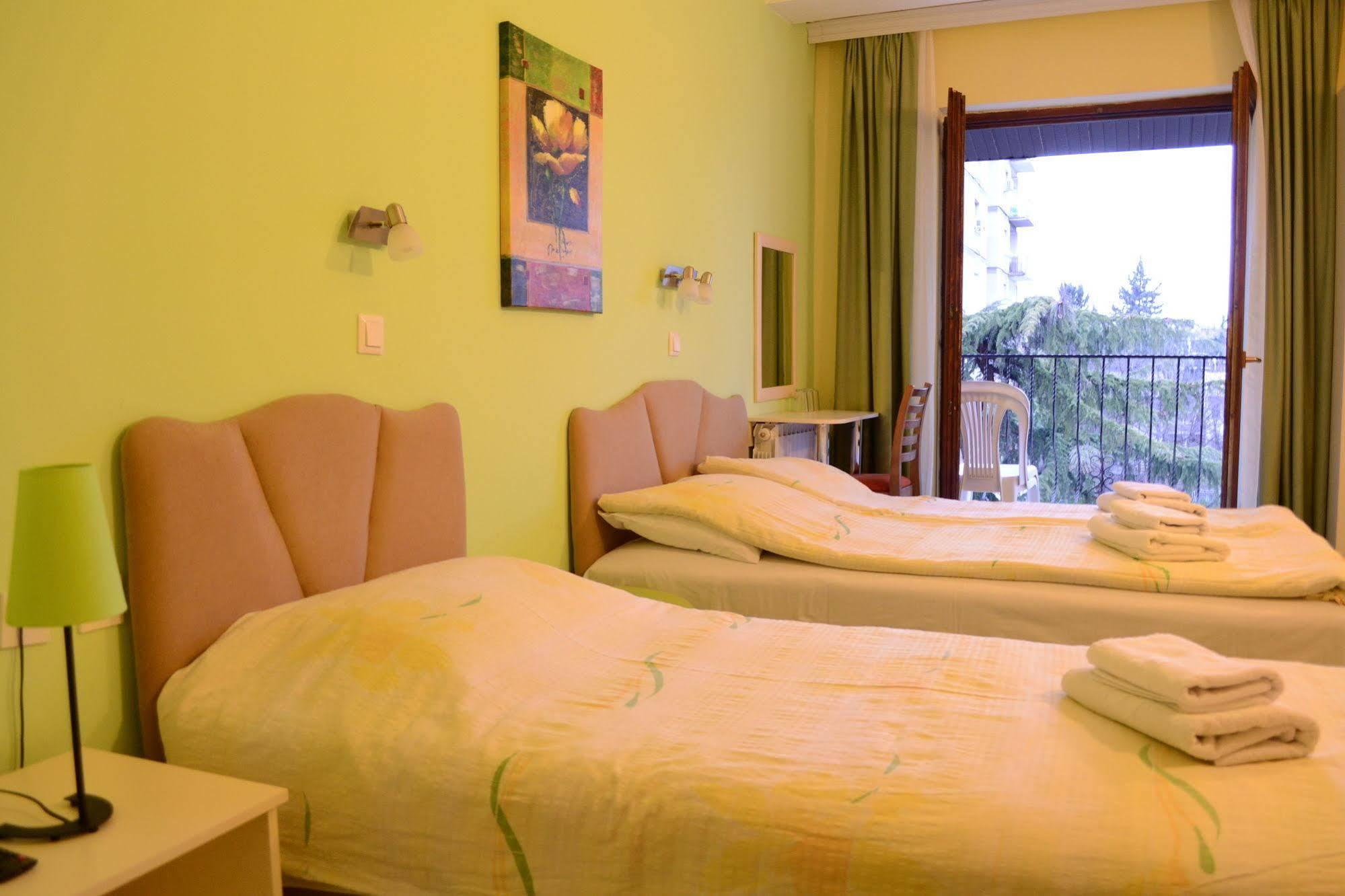 Hotel Pine Скопье Экстерьер фото