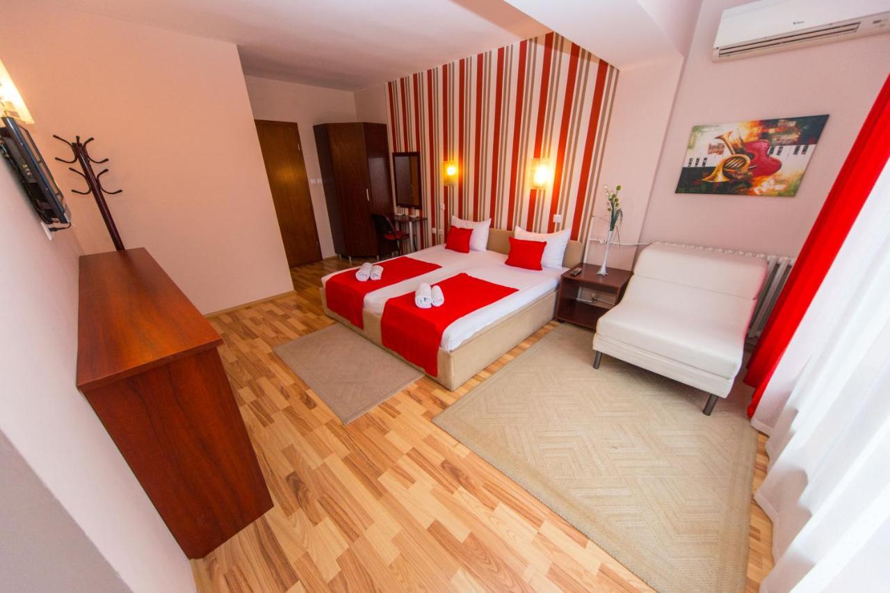 Hotel Pine Скопье Экстерьер фото