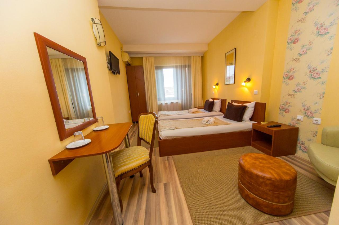 Hotel Pine Скопье Экстерьер фото