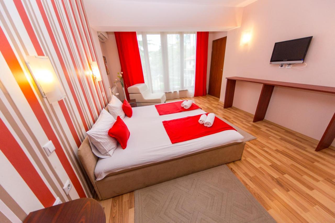 Hotel Pine Скопье Экстерьер фото