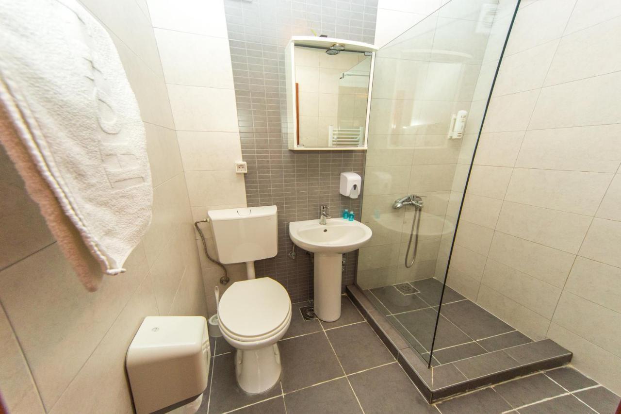 Hotel Pine Скопье Экстерьер фото