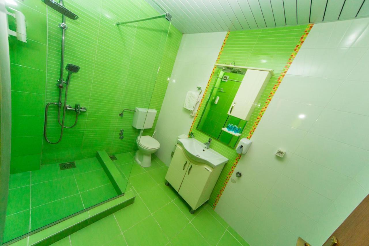 Hotel Pine Скопье Экстерьер фото